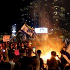 Manifestantes antigubernamentales salen a las calles después de que el primer ministro israelí despidiera al ministro de Defensa, Yoav Gallant, en Tel Aviv, Israel, el 5 de noviembre de 2024.VASSIL DONEV