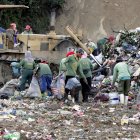 Varios filipinos en un vertedero sanitario en la localidad de Rodríguez, provincia de Rizal, al noreste de Manila, Filipinas.