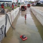 Bomberos de Motril continúan con las labores de achique en un túnel de Alfafar, este miércoles.