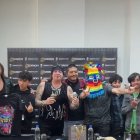 Cinco de los ocho músicos del grupo madrileño encararon a la prensa musical. Recibieron de sus fans máscaras y camisetas de Diablo Umas como obsequio.