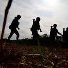 Los reclutas taiwaneses llevan lanzacohetes durante un simulacro con fuego real dentro de una base militar en la ciudad de Tainan, Taiwán, el 6 de noviembre de 2024.