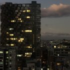 Fotografía de archivo de un atardecer en el centro financiero del norte de Quito en medio de un apagón por la crisis energética que atraviesa Ecuador.