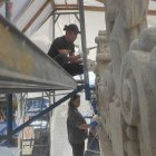 La restauradora Olena Savchuk (abajo) trabaja en la restauración de la torre del antiguo monasterio benedictino del siglo XVII en Leópolis.