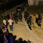 Agentes policiales llegaron hasta el lugar donde se registraron los asesinatos.