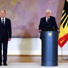El Canciller alemán Olaf Scholz (L) y el Presidente alemán Steinmeier en el Palacio Bellevue en Berlín, Alemania, 07 de noviembre de 2024.