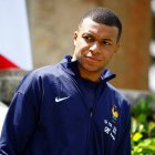 Clairefontaine-en-yvelines (France), 03/06/2024.- French soccer player Kylian Mbappe waits for the arrival of French President Emmanuel Macron for a lunch at their training camp ahead of the UEFA Euro 2024, in Clairefontaine-en-Yvelines, France, 03 June 2024. (Francia) EFE/EPA/SARAH MEYSSONNIER / POOL MAXPPP OUT