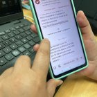 Usuario. Una persona lee un mensaje que le ha enviado Movistar sobre la compensación por los apagones que hay en Ecuador.