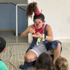 Payasos de la asociación Clown me In actúan ante una veintena de niños en un centro social de la localidad libanesa de Baabdat como parte de su programa itinerante de espectáculos para atender la salud mental de los menores