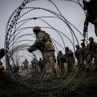 Donetsk. Elementos militares de Ucrania colocan una vaya de púas en un punto fronterizo.