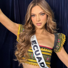 Mara modelando una prenda con colores característicos de Ecuador