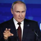 El presidente ruso, Vladímir Putin, pronuncia su discurso durante la sesión plenaria de la XXI reunión anual del Club de Debate Valdái titulada "¿Sobre qué base se puede lograr una paz duradera? Seguridad común e igualdad de oportunidades para el desarrollo en el siglo XXI", en Sochi, región de Krasnodar (Rusia), el 7 de noviembre de 2024. La reunión anual del Club de Debate Valdái se celebra del 4 al 7 de noviembre.
