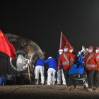 El astronauta chino Li Cong (3-D) saluda mientras es sacado de la cápsula de retorno de la nave espacial tripulada Shenzhou-18 en el sitio de aterrizaje Dongfeng, en la Región Autónoma de Mongolia Interior, China.