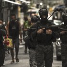Policías que participan en un operativo contra las bandas criminales en la Favela de Maré, en la zona norte de la ciudad de Río de Janeiro (Brasil).