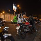 . Trabajadores. Esperando tener una carrera de delivery.