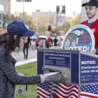 Una mujer latina deposita su voto este martes en la ciudad de Ditroit, en Michigan, Estados Unidos.