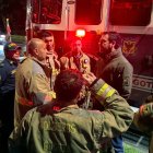 El alcalde Carlos Fernando Galán (2d), hablando con bomberos durante los trabajos de rescate este miércoles en Bogotá (Colombia).