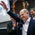 El canciller alemán Olaf Scholz saluda mientras recibe aplausos antes de una reunión de fracción del Partido Socialdemócrata (SPD) en Berlín, Alemania.