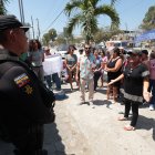 Malestar. La ciudadanía ha llevado sus quejas en grupo hasta los exteriores de las UPC de la ciudadela.