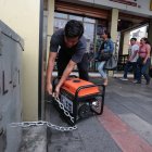 Comerciantes. Los propietarios de los negocios atan sus generadores a la pared con cadenas y candados, para que no sean robados por los delincuentes. Han ocurrido varios casos.