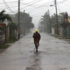 Un hombre camina en medio de la lluvia debido al paso del huracán Rafael, este miércoles, en La Habana (Cuba).