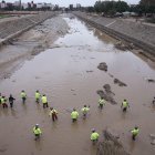 Miembros de la Unidad Militar de Emergencia UME realizan tareas de búsqueda en el barranco del Poyo, a la altura la localidad valenciana de Catarroja, este viernes.
