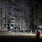 Los rescatistas trabajan en el lugar de un ataque con bomba planeadora contra un edificio residencial en Kharkiv, Ucrania, el 8 de noviembre de 2024, en medio de la invasión rusa.