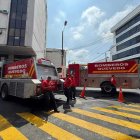 Manifiesto. Los bomberos cerraron la calle Bolívar donde se encuentra la entidad, situada en pleno centro de Quevedo, provincia de Los Ríos.
