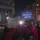 La gente se reúne en Foley Square durante la manifestación "Proteger a los neoyorquinos inmigrantes" en Nueva York, Nueva York, EE.UU., el 7 de noviembre de 2024.