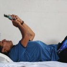 Fotografía fechada el 6 de noviembre de 2024 del expresidente Evo Morales (2006-2019), observando su teléfono durante el quinto día de huelga de hambre iniciada por el exmandatario en Lauca Ñ (Bolivia).