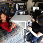 Al negocio de Daniela Yupangui le llegan más microondas para que los repare. El daño más frecuente es en el panel de control.