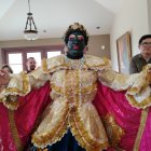 Desde muy temprano la Mama Negra inicia con su transformación de hombre a mujer.