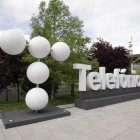 Empresa. Uno de los edificios de Telefónica, donde se ve su logo.