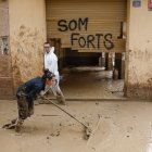 Labores de limpieza en una calle en Paiporta este sábado