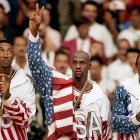 Momento exacto de la premiación de Barcelona 92’ en que Jordan tapa la marca de su chaqueta con la bandera en respeto a Nike, prendas que alcanzaron millones en subasta.