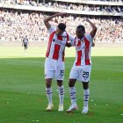 Álex Arce y Brian Ramírez festejando el gol del paraguayo.