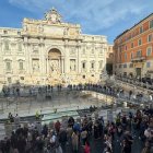 La Fontana de Trevi estrenó este sábado una pasarela que permite observar de cerca.