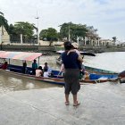 Samborondón. En las condiciones actuales de la obra, no puede funcionar como muelle. Por esa maleza los pescadores deben sacar sus canoas.
