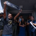 Richie levanta la cinta de apertura de la tienda ubicada en la Av. Amazonas y Río Cofanes, junto a la plaza de toros Quito.