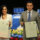El presidente Daniel Noboa y la vicepresidenta Verónica Abad, en el Teatro Sucre cuando recibieron las credenciales como autoridades electas en votaciones generales.