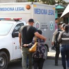 ARCHIVO. Familiares acuden a las instalaciones de Medicina Legal tras violento crimen.