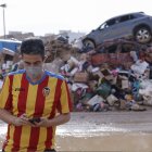 Un hincha del Valencia por las calles 10 días después del temporal.c