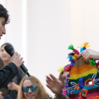 Txus (Jesús María Hernández) recibe una máscara de Diablo Uma de uno de sus fans en Quito.