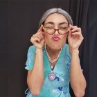 La actriz da vida a una graciosa adulta mayor en el monólogo La casa de la Cuca.