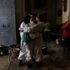 Voluntarios trabajan en la iglesia de San Jordi en Paiporta (València), este domingo.