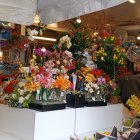 Alternativa. En los negocios se ha optado por iluminar con focos recargables.