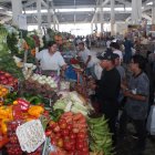 Mercado. Un grupo de personas realizan las compras de los alimentos.