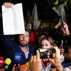 Jan Topic mostró a la prensa la denuncia que presentó contra el juez del TCE Ángel Torres.