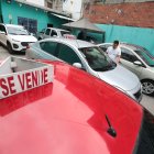 Guayaquil. Una persona ve un auto en un local de venta de carros usados, en la calle Seis de Marzo.