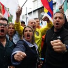 Guillermo Celi con simpatizantes afuera del TCE.