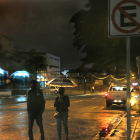 Varios sectores de Guayaquil permanecen a oscuras debido a las interrupciones en el servicio eléctrico.